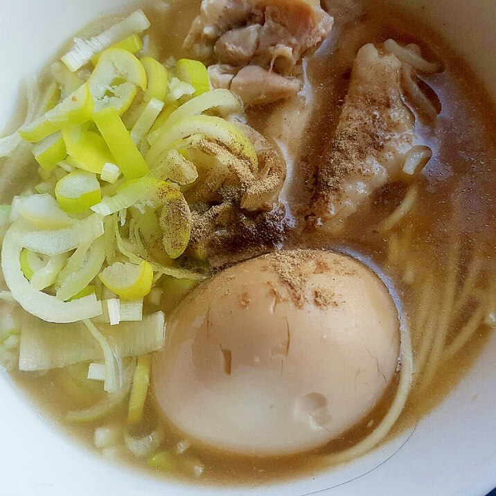 スープとトッピングで無駄なく味わう☆鶏ラーメン